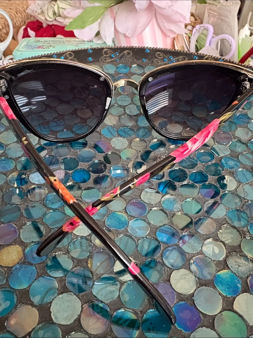Black and Gold Cat-Eye Sunglasses - Classic UV Protection 100%